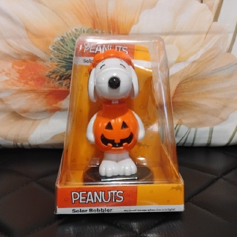Peanuts Snoopy Pumpkin Solar Bobblehead in Orange